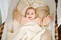 Wiegdeken Wol - Pure Baby Love - Wafel Off White -Babyproducten Korting Winkel 1200x798 1