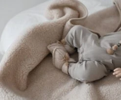 WOLLIES Amsterdam Ledikant Deken - Amandel - Merino Wol - 95 X 135 Cm -Babyproducten Korting Winkel 1200x992