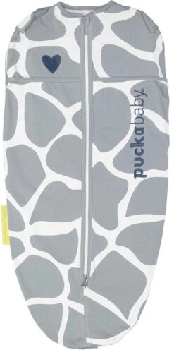 Puckababy Inbakerslaapzak Original Mini - 3-6 Maanden - Giraph Sky -Babyproducten Korting Winkel 598x1200
